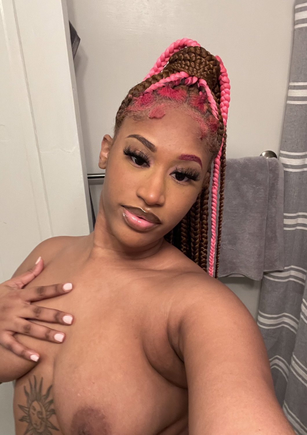 Any one know her name ? #prIXqQgj