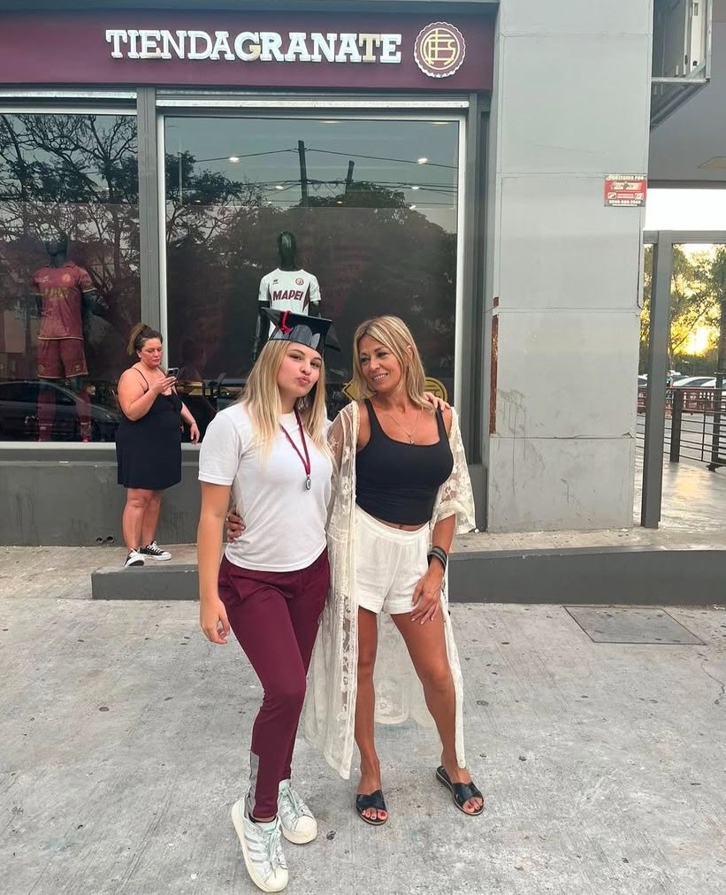 Blonde Mom and Daughter #o1HVKJIb