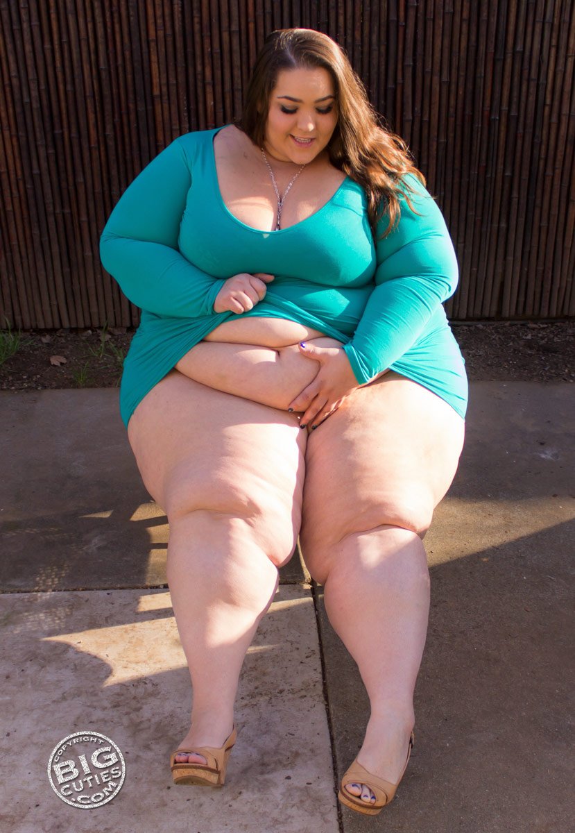Fat babe Boberry showing of her voluptous body on sexy tight Party Dress.. DElicious #CwoSQt7t