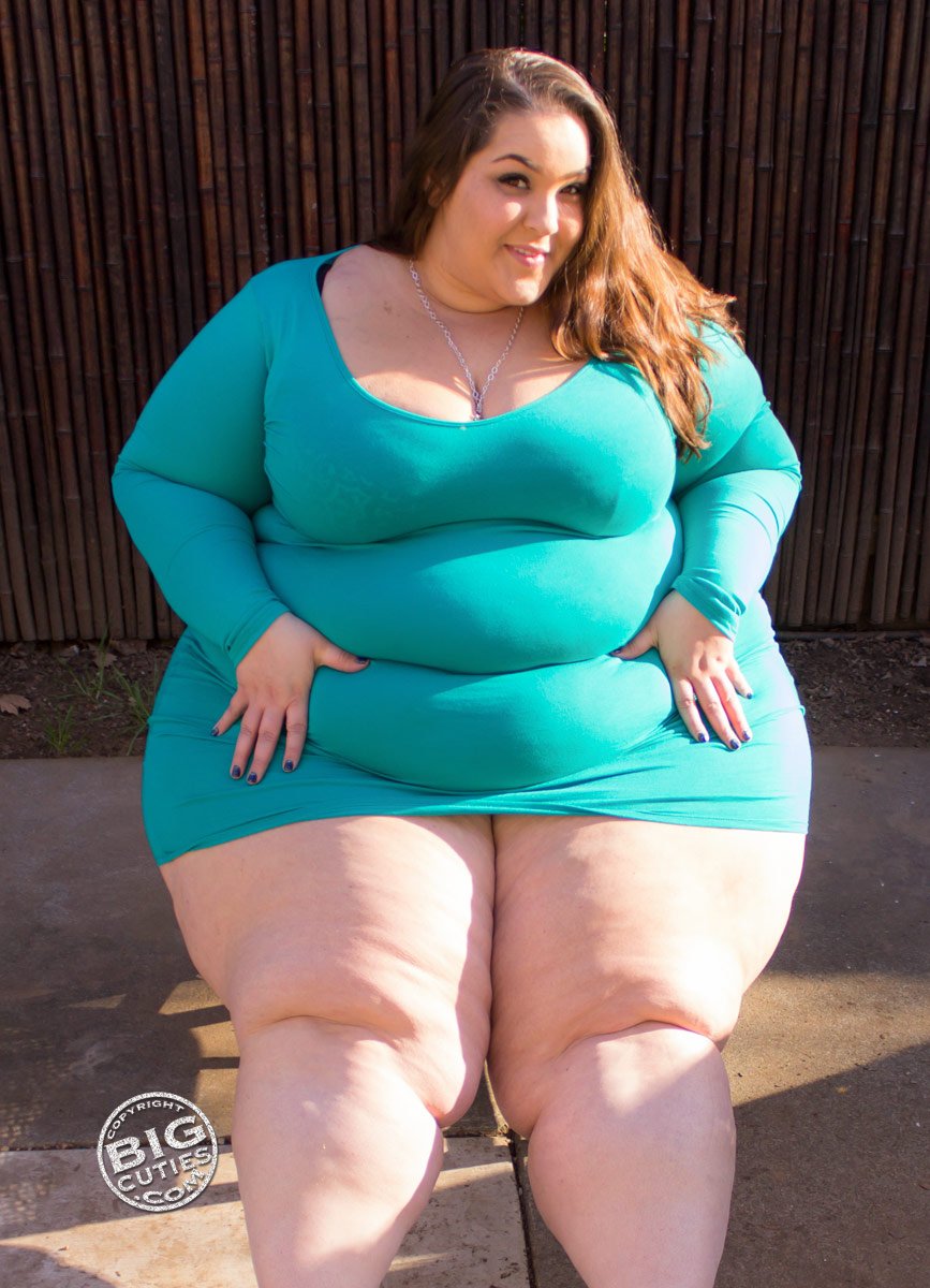 Fat babe Boberry showing of her voluptous body on sexy tight Party Dress.. DElicious #IY1x9dPe