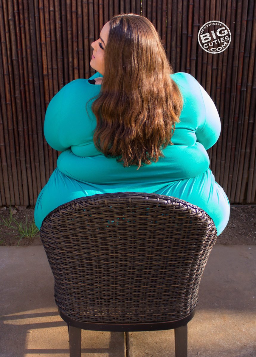 Fat babe Boberry showing of her voluptous body on sexy tight Party Dress.. DElicious #IjM5EdbT