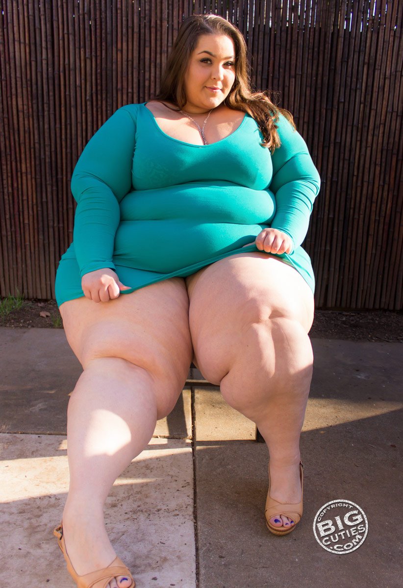 Fat babe Boberry showing of her voluptous body on sexy tight Party Dress.. DElicious #fyJXVCMO