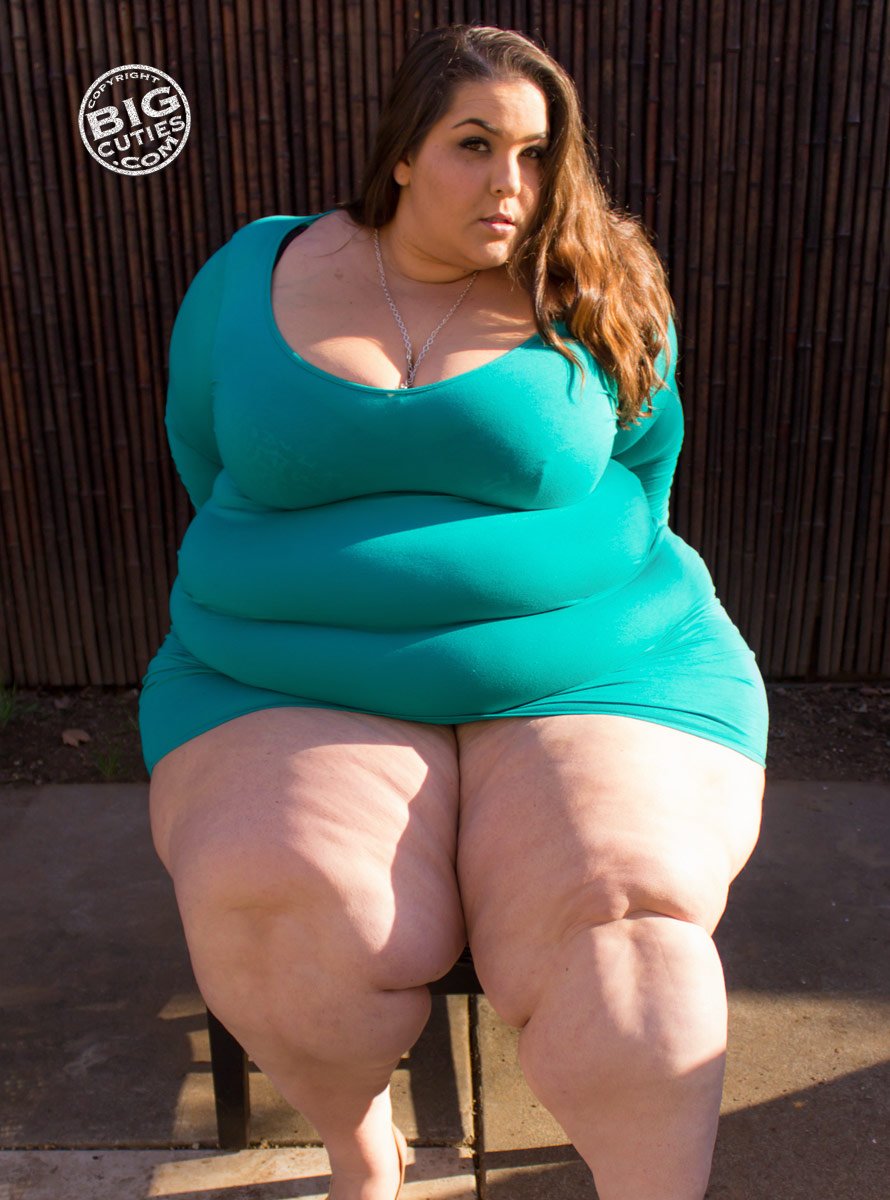 Fat babe Boberry showing of her voluptous body on sexy tight Party Dress.. DElicious #yHeWSnZi